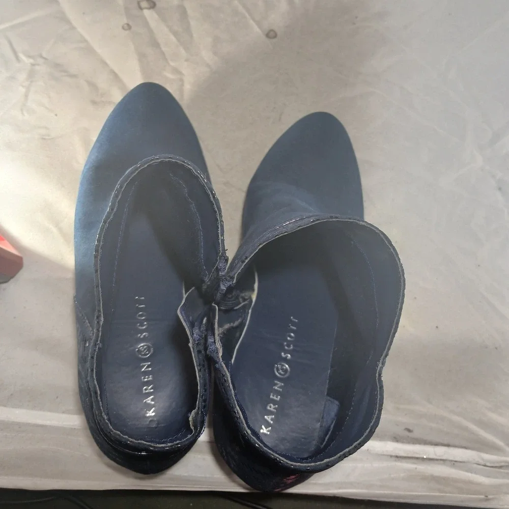 Karen‎ Scott Cahleb Ankle Booties 9M Navy Blue Pointed Toe Mixed Media Heel